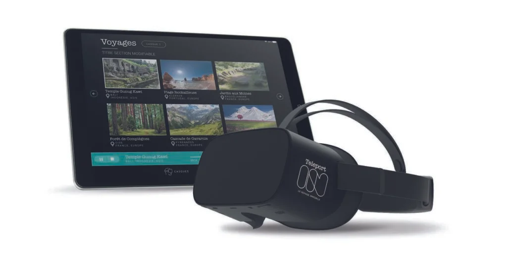 Équipement complet Teleport IN : casque de réalité virtuelle professionnel et tablette de contrôle affichant le menu "Voyages" pour les thérapies immersives.